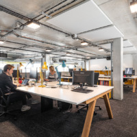 Postes en open-space dans un espace de coworking