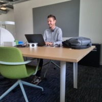 Coworker travaillant sur un poste à la journée